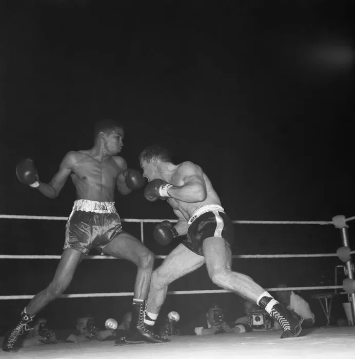 Framed Print : Dave Charnley v Doug Vaillant in a boxing match - June 1962