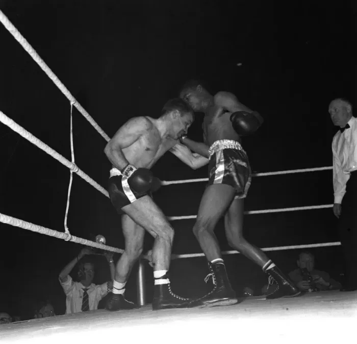 Framed Print : Dave Charnley v Doug Vaillant in London January 1962