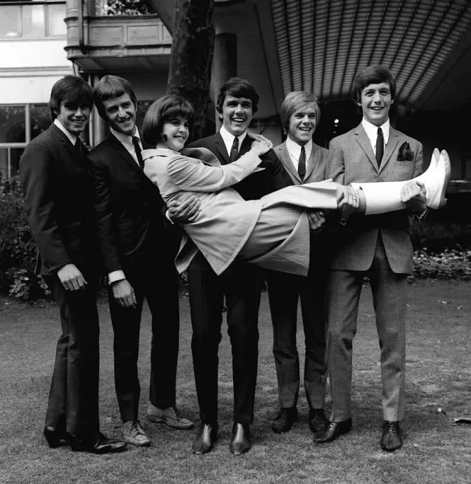 Framed Print : Dave Clark Five with winner of Revlon Competition Kathy Sheron from New York at the Savoy