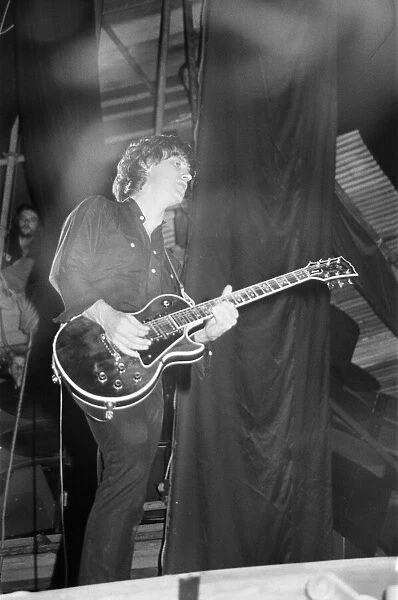 Dave Davies, (brother of Raty Davies) plays guitar with The Kinks at The Reading