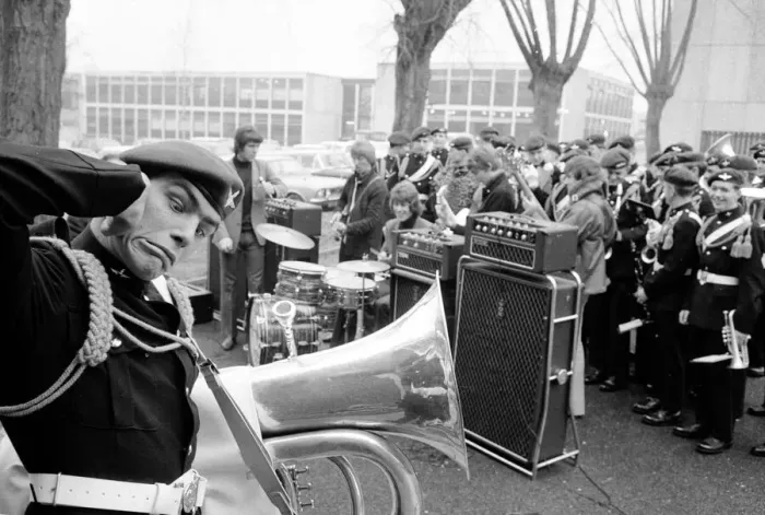 Framed Print : Dave Dee, Dozy, Beaky, Mick and Tich play a numbers while the regimental band of the 1st Framed Print : Dave Dee, Dozy, Beaky, Mick and Tich play a numbers while the regimental band of the 1st