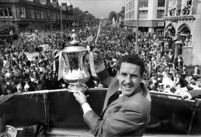 Framed Print : Dave Mackay of Tottenham Hotspur parades the FA Cup down the High Street in Tottenham