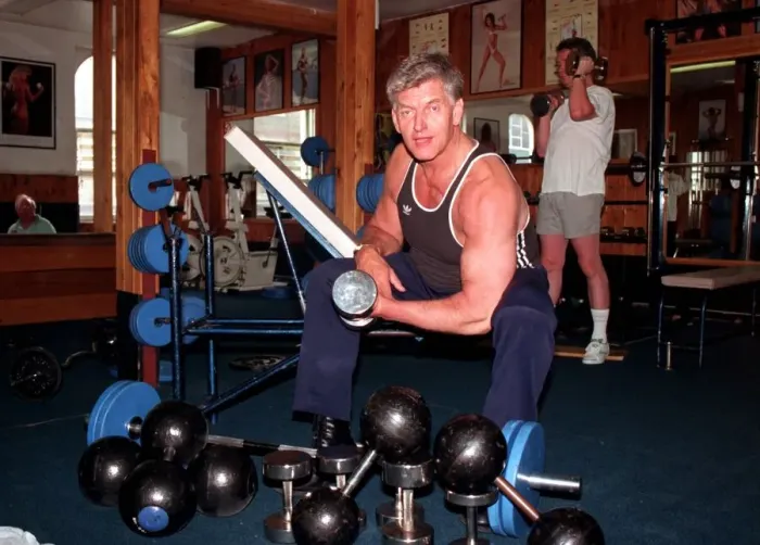 Framed Print : DAVE PROWSE, ACTOR, IN PHOTOCALL EXERCISING IN GYM -1991 Framed Print : DAVE PROWSE, ACTOR, IN PHOTOCALL EXERCISING IN GYM -1991