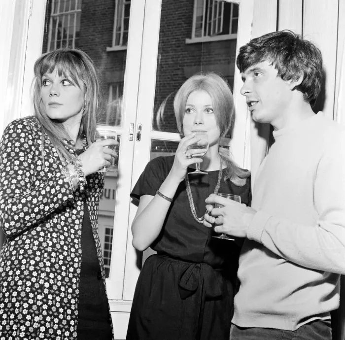 Framed Print : David Bailey and Catherine Deneuve have drinks with Francoise Dorleac