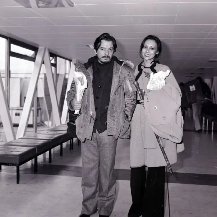 Framed Print : David Bailey, Photographer with his wife, Marie Helvin, Model at Heathrow airport Framed Print : David Bailey, Photographer with his wife, Marie Helvin, Model at Heathrow airport