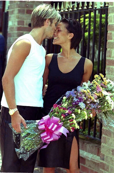 David Beckham kissing Victoria Adams July 1999 on the nose (Photos ...