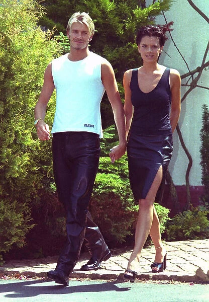 David Beckham Victoria Adams Posh Spice holding hands 1999 outside their home two days