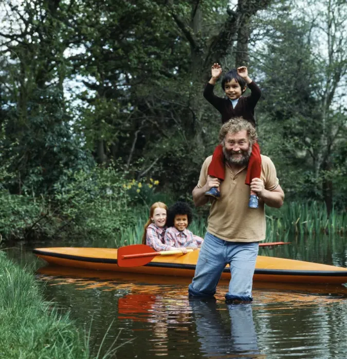 Framed Print : David Bellamy with some of his children. 20th January 1983 Framed Print : David Bellamy with some of his children. 20th January 1983