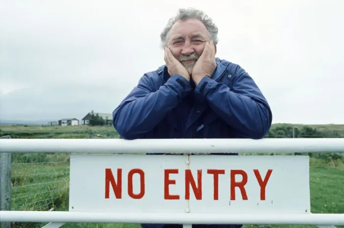 Framed Print : David Bellamy takes one last look at Islay, Inner Hebrides. 7th August 1985