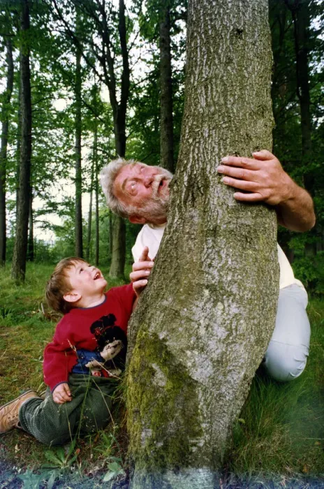 Framed Print : David Bellamy teaches Mark Cumberledge, aged 2, from Hookergate, about Chopwell Woods