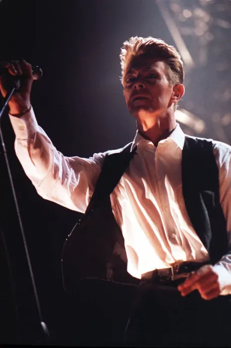 Framed Print : DAVID BOWIE IN CONCERT AT MILTON KEYNES - 5TH AUGUST 1990 Framed Print : DAVID BOWIE IN CONCERT AT MILTON KEYNES - 5TH AUGUST 1990