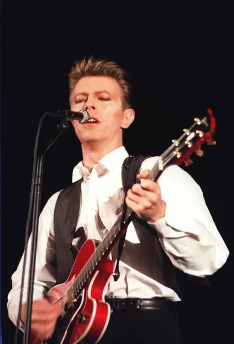 Framed Print : DAVID BOWIE IN CONCERT AT MILTON KEYNES - 5TH AUGUST 1990 Framed Print : DAVID BOWIE IN CONCERT AT MILTON KEYNES - 5TH AUGUST 1990