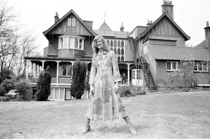 Framed Print : David Bowie at his home, Haddon Hall, at Beckenham, Kent, 20th April 1971 Framed Print : David Bowie at his home, Haddon Hall, at Beckenham, Kent, 20th April 1971