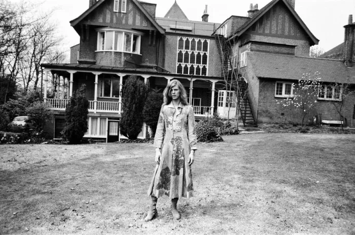 Framed Print : David Bowie at his home, Haddon Hall, at Beckenham, Kent, 20th April 1971 Framed Print : David Bowie at his home, Haddon Hall, at Beckenham, Kent, 20th April 1971
