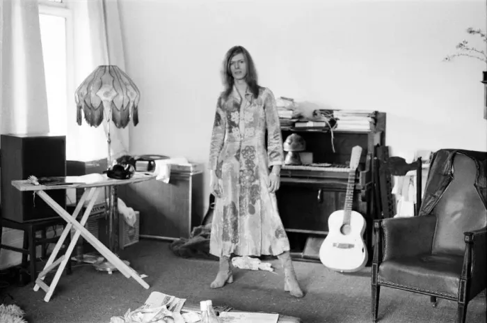 Framed Print : David Bowie at his home, Haddon Hall, at Beckenham, Kent, 20th April 1971 Framed Print : David Bowie at his home, Haddon Hall, at Beckenham, Kent, 20th April 1971