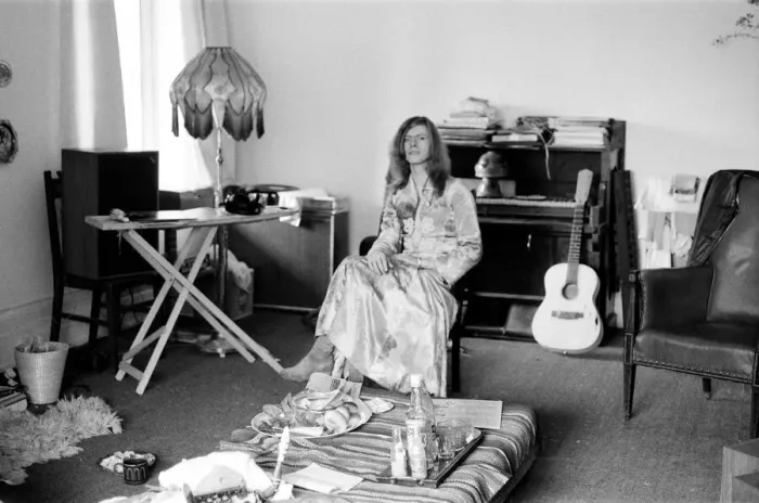 Framed Print : David Bowie at his home, Haddon Hall, at Beckenham, Kent, 20th April 1971 Framed Print : David Bowie at his home, Haddon Hall, at Beckenham, Kent, 20th April 1971