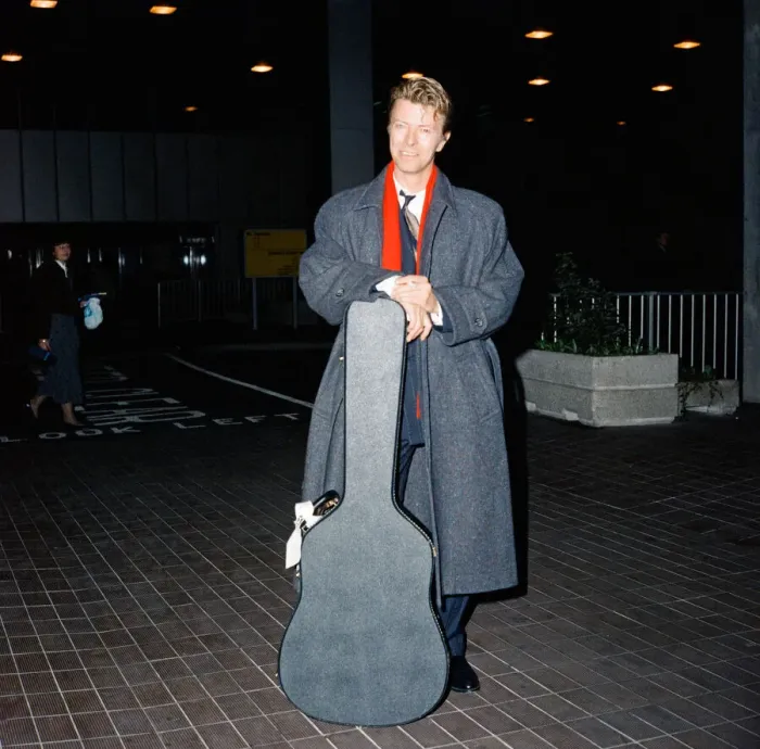 Framed Print : David Bowie at London Airport. (note Heathrow or Gatwick unclear Framed Print : David Bowie at London Airport. (note Heathrow or Gatwick unclear