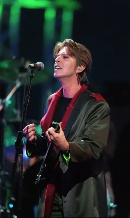Framed Print : DAVID BOWIE PERFORMING AT THE BRIT AWARDS - 16  /  02  /  1999