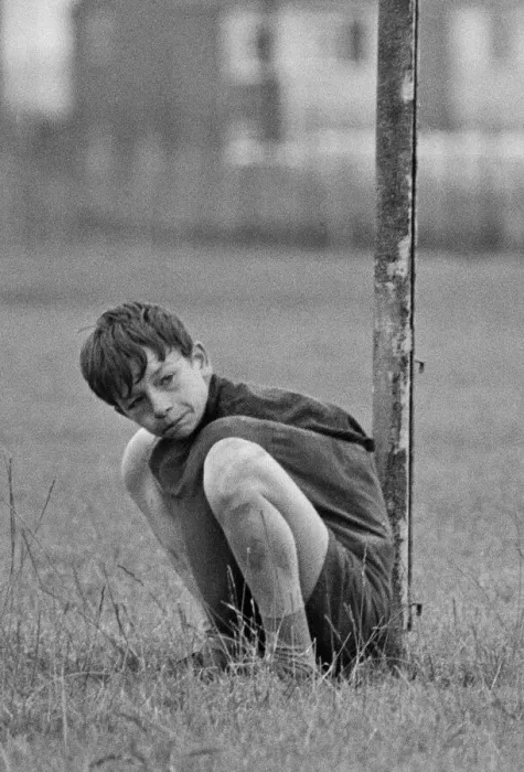 Framed Print : David Bradley, (aged 14) playing the part of Billy Casper, pictured with his Kestral Framed Print : David Bradley, (aged 14) playing the part of Billy Casper, pictured with his Kestral
