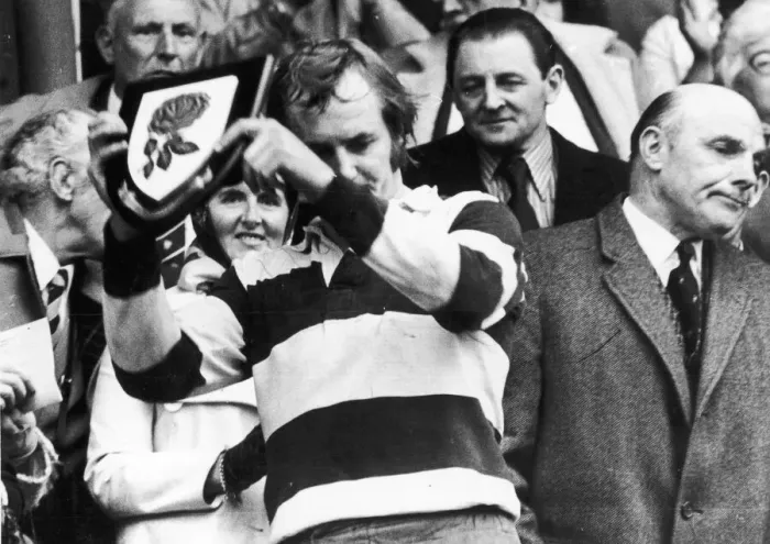 Framed Print : David Duckham seen displaying the plaque after Coventry defeated Bristol in the Club Framed Print : David Duckham seen displaying the plaque after Coventry defeated Bristol in the Club