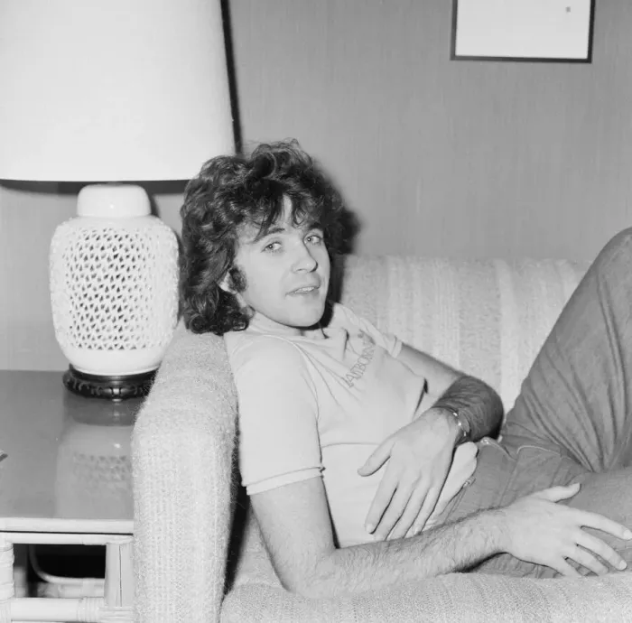Framed Print : David Essex, Singer and Actor, pictured relaxing in his hotel room before appearing