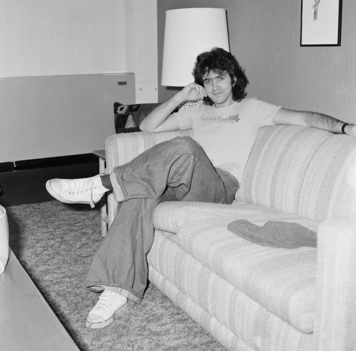 Framed Print : David Essex, Singer and Actor, pictured relaxing in his hotel room before appearing