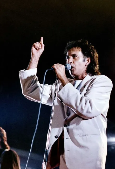 Framed Print : David Essex Singer Actor singing on stage A©Mirrorpix