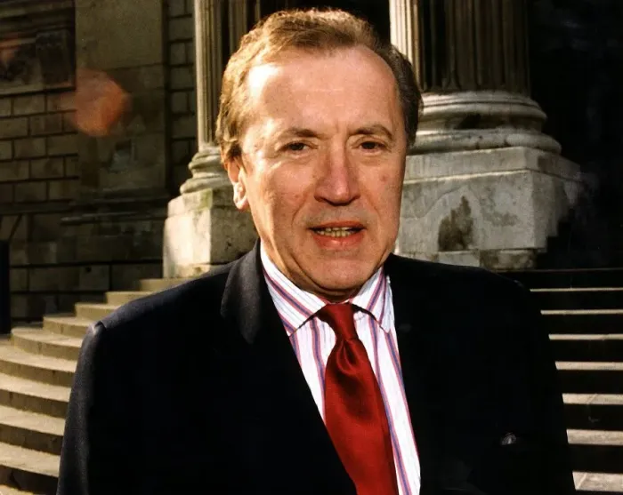 Framed Print : David Frost TV Presenter of the Frost Programme tackling big topical issues in London Framed Print : David Frost TV Presenter of the Frost Programme tackling big topical issues in London