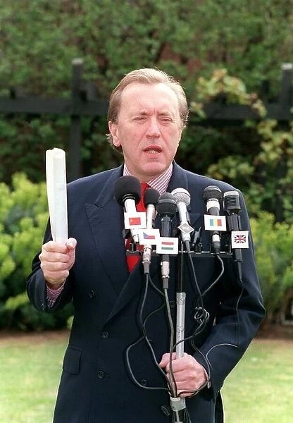 David Frost TV Presenter Launches new programme 1990 BSBs Satellite Express linking