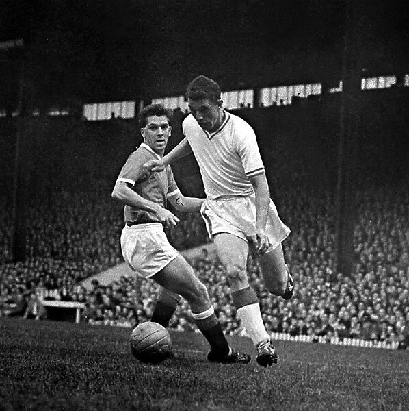 David herd of Arsenal goes past the challenge of Manchester United defender Cope during