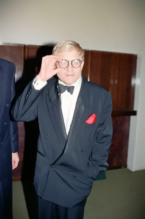 Framed Print : David Hockney at a gala dinner in aid of the AIDS Crisis Trust in Whitehall Framed Print : David Hockney at a gala dinner in aid of the AIDS Crisis Trust in Whitehall