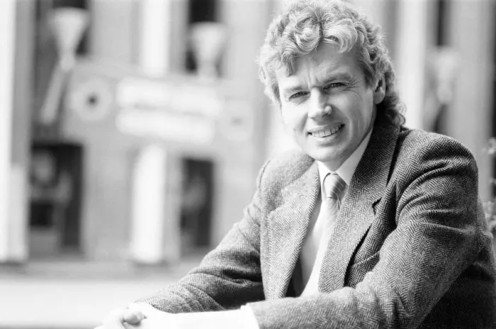 Framed Print : David Icke, Green Party spokesman, outside Wolverhampton Civic Hall during a break in Framed Print : David Icke, Green Party spokesman, outside Wolverhampton Civic Hall during a break in