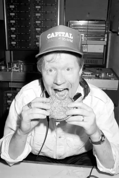 Framed Print : DAVID JENSEN (CAPITAL RADIO DJ) EATING A BURGER 27 / 05 / 1989 Framed Print : DAVID JENSEN (CAPITAL RADIO DJ) EATING A BURGER 27 / 05 / 1989