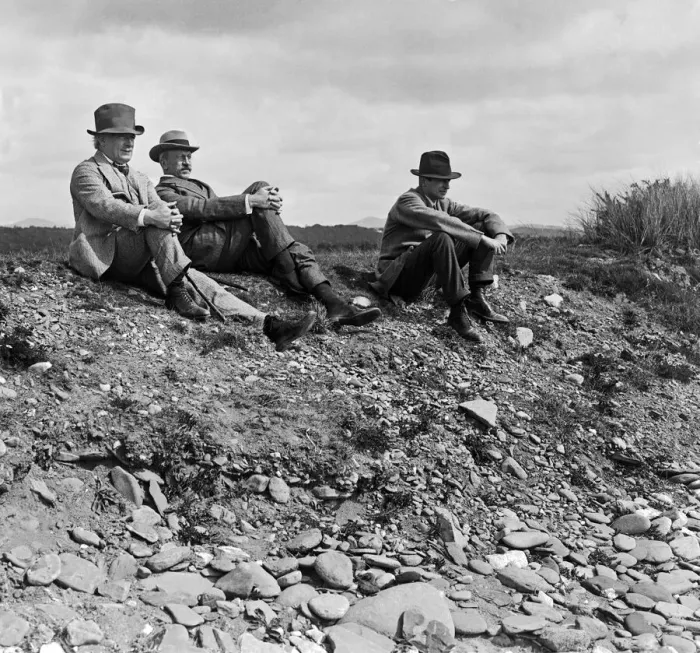 Framed Print : David Lloyd George, Lord Milner and Mr Carr on holiday in North Wales. Circa 1917 Framed Print : David Lloyd George, Lord Milner and Mr Carr on holiday in North Wales. Circa 1917