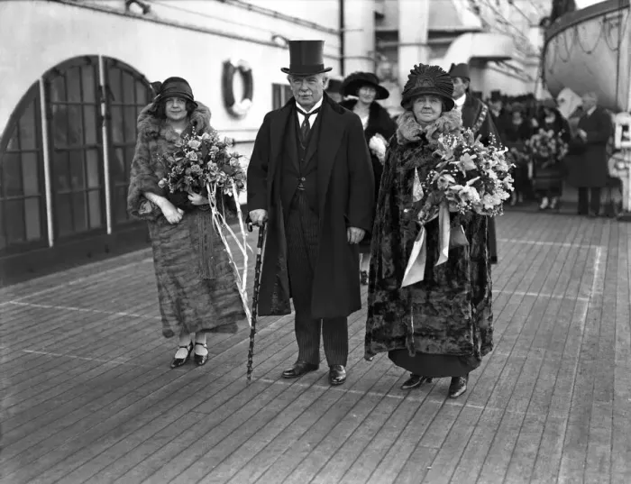 Framed Print : David Lloyd George, politician, arriving home from America with his wife Margaret Lloyd Framed Print : David Lloyd George, politician, arriving home from America with his wife Margaret Lloyd