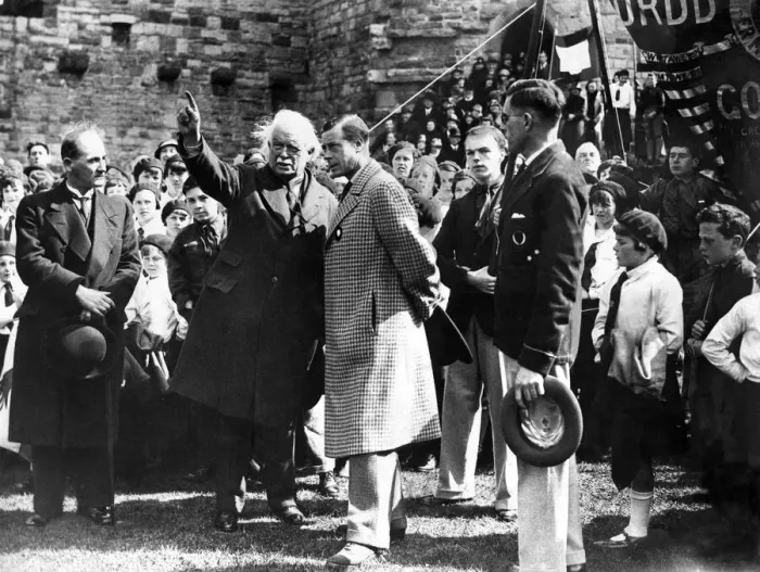 Framed Print : David Lloyd George and Prince Edward of Wales in the grounds of Caernarfon Castle with
