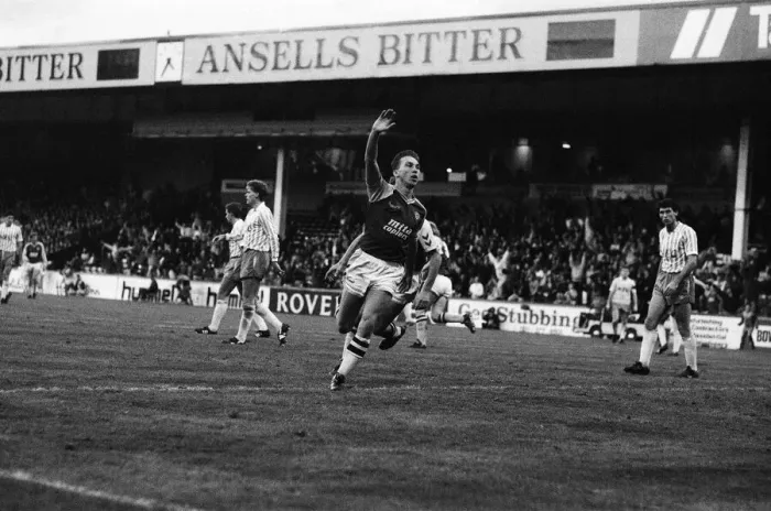 Framed Print : David Platt blasts the ball past Neville Southall for Villas fourth goal Framed Print : David Platt blasts the ball past Neville Southall for Villas fourth goal