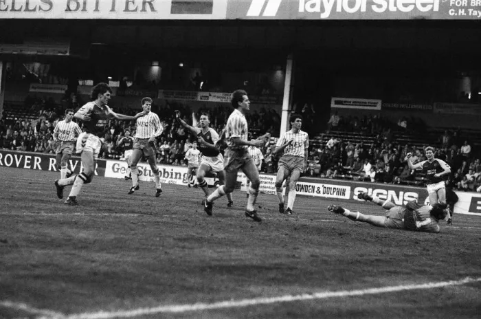 Framed Print : David Platt blasts the ball past Neville Southall for Villas fourth goal Framed Print : David Platt blasts the ball past Neville Southall for Villas fourth goal