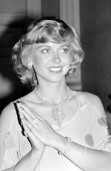 Framed Print : Davina Sheffield wearing diamonds at charity function 1977 Friend of Prince Charles Framed Print : Davina Sheffield wearing diamonds at charity function 1977 Friend of Prince Charles