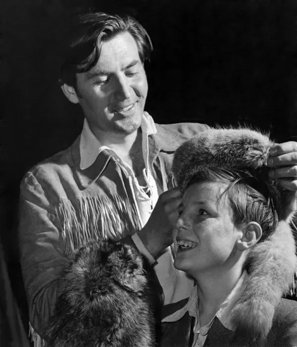 Framed Print : Davy Crockett (Fess Parker) presents a real Davy Crockett hat to 12 years old Joe Chesney Framed Print : Davy Crockett (Fess Parker) presents a real Davy Crockett hat to 12 years old Joe Chesney