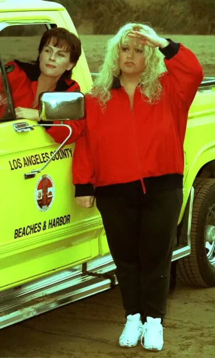 Framed Print : Dawn French and Jennifer Saunders on Baywatch set in Somerset filming for new television