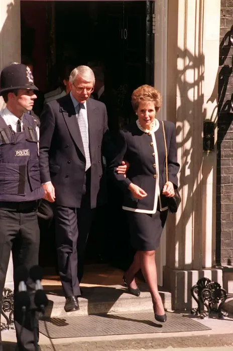 Framed Print : Last day at 10 Downing Steet for John Major MP 2 / 5 / 97 and wife Norma Framed Print : Last day at 10 Downing Steet for John Major MP 2 / 5 / 97 and wife Norma