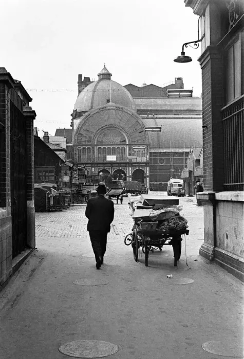 Framed Print : Day in the life of Covent Garden market in Central London, circa 1948 Framed Print : Day in the life of Covent Garden market in Central London, circa 1948