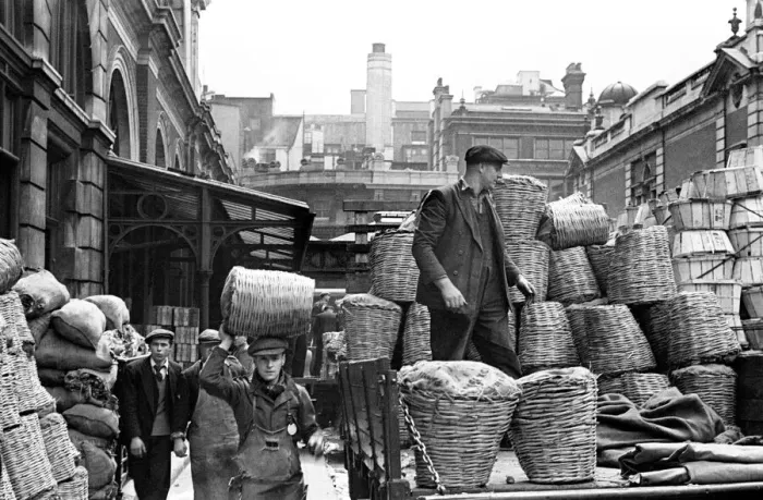 Framed Print : Day in the life of Covent Garden Market, central London. Circa 1948