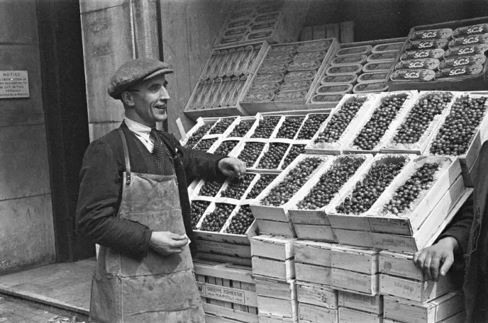 Framed Print : Day in the life of Covent Garden Market Cirica 1948 A fruit salesman is