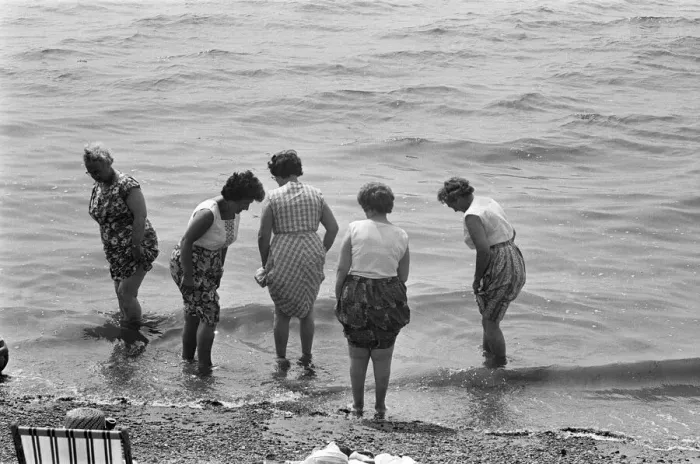 Framed Print : Day-trippers from Londons East End seen here paddling in the sea at Southend