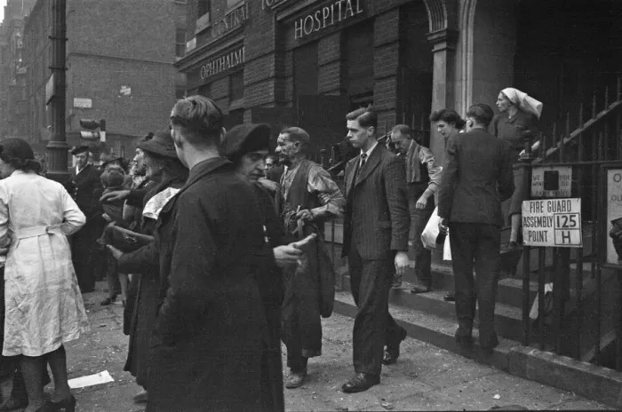 Framed Print : Dazed patients outside the Central London Ophthalmic Hospital Grays Inn Road Framed Print : Dazed patients outside the Central London Ophthalmic Hospital Grays Inn Road