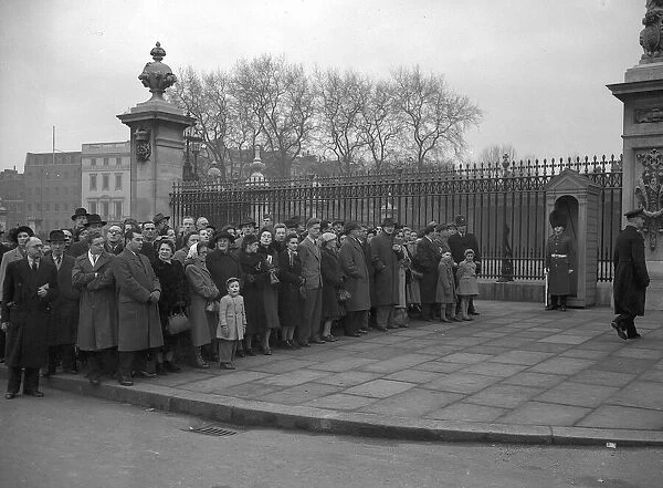 Death of King George VI - crowds gather at the gates of Buckingham Palace