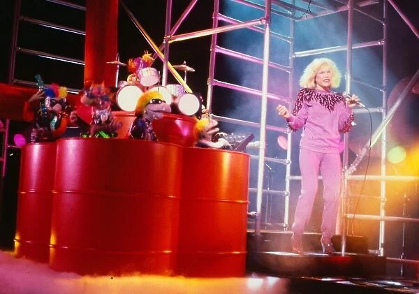 Debbie Harry on stage with Muppets backing group Januaary 1981 Purple outfit