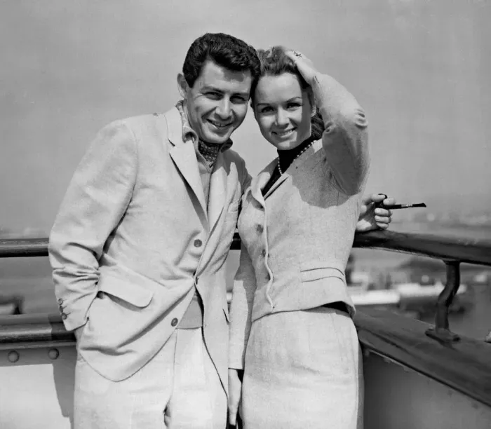 Framed Print : Debbie Reynolds and Eddie Fisher photographed aboard the Queen Elizabeth when she arrived